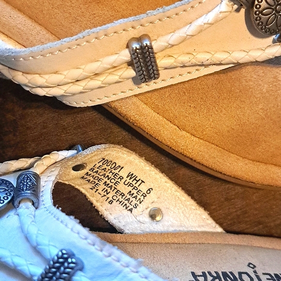 Minnetonka White and Tan Sandals with Buckle Detail Size 6 - Picture 8 of 9